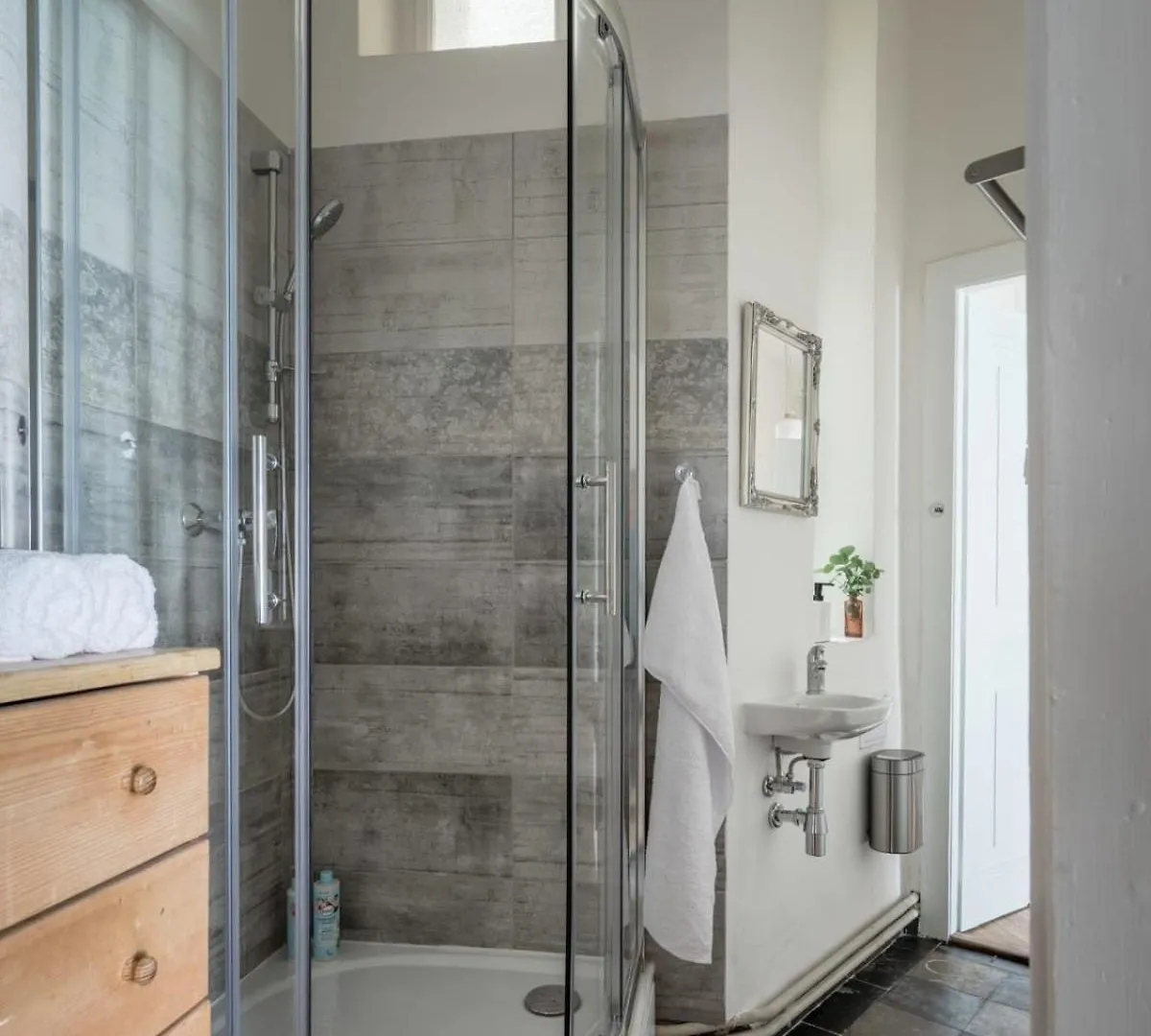 Authentically Stylish Apartment With A Mystical View Golem Praha